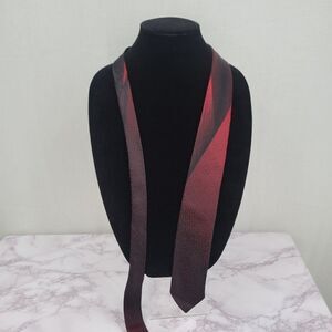 Yapré Italian Silk Necktie. Men's Red and Black Vintage Tie